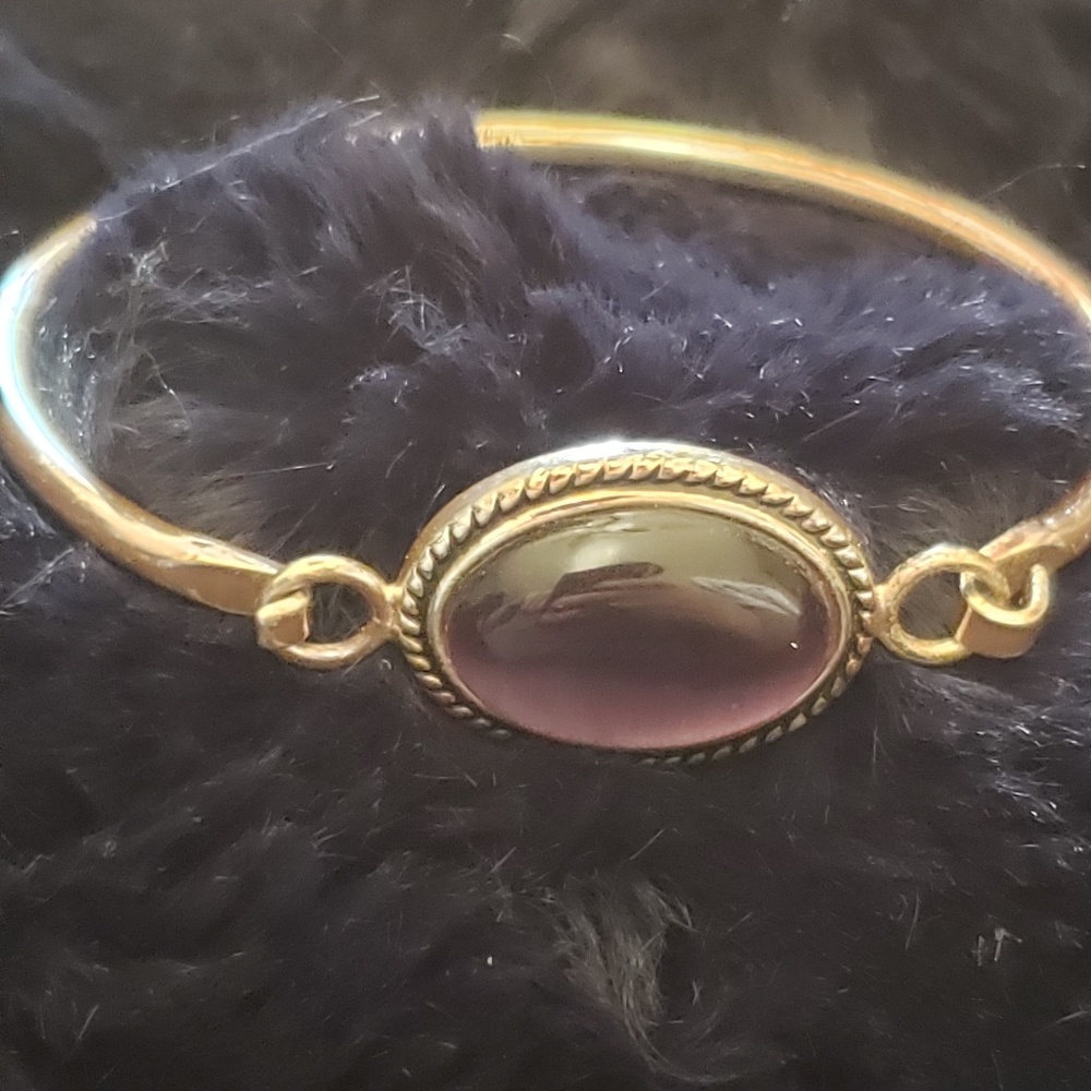 Silver clasp stone bracelet